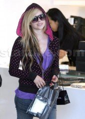 Avril Lavigne Apologizes For Dropping F Bomb On Baseball Fans