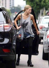 Sophie Monk Announces Engagement