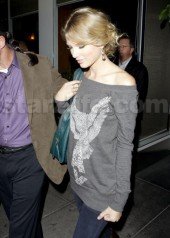Taylor Swift Donates Books to Home Town Library