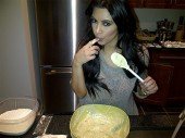 Kim Kardashian’s Finger Lickin’ Sunday Night