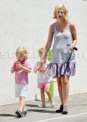 EXCLUSIVE!!! Expecting Tori Spelling and Kids Take a Frozen Yogurt Break