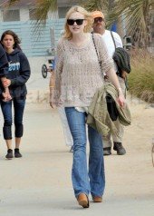 Dakota Fanning And Sister Elle Fanning Hit The Beach