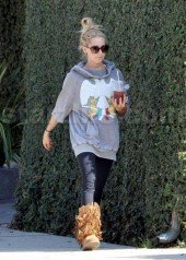 EXCLUSIVE!!! Ashley Tisdale: Tea Time