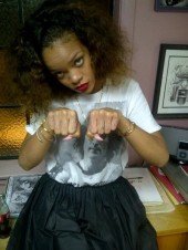 Rihanna Pays Honor To Tupac With “Thug Life” Tattoo