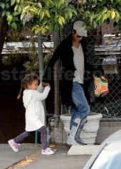 EXCLUSIVE!!! Injured Halle Berry And Her Daughter Spend The Day Together