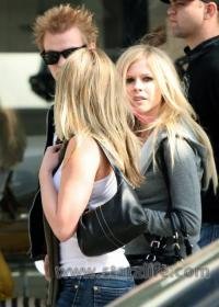 And talking about the PREGNANT Avril Lavigne…