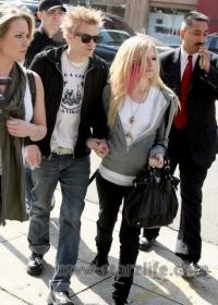 Avril Lavigne is knocked up!