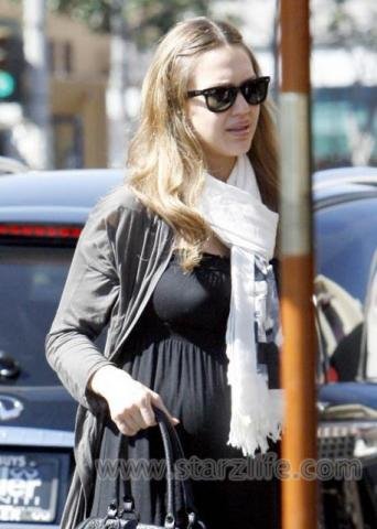 Alba’s looking MISERABLE!  Somebody get the girl some Benadryl!