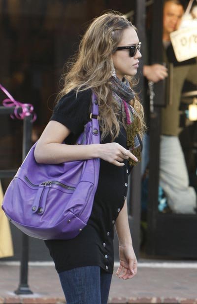 Jessica Alba has very bad friends. . . AND TWINS!!