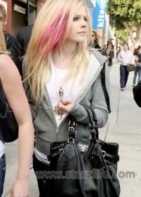 Avril Lavigne is knocked up!
