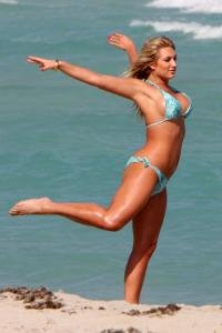 Brooke Hogan to sexy Mom: “Oh yeah?!  Well, can you do THIS?”