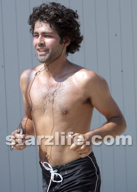 Adrian Grenier Admires Paris Hilton. main 47 Celebs Photo Adrian Grenier Admires Paris Hilton.