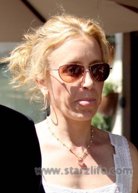 Felicity Huffman Desperate to Save the Puppies. 041008 sl huffman12 Celebs Photo Felicity Huffman Desperate to Save the Puppies.