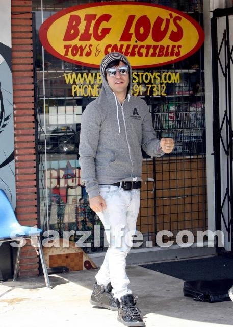 Wentz Gets the Shaft, Has to Spend X mas in Texas. 091808 sl wentz06 Celebs Photo Wentz Gets the Shaft, Has to Spend X mas in Texas.