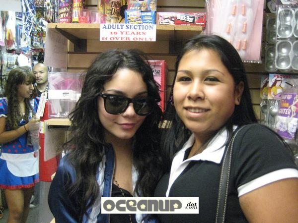 High School Musical Stars Shop Where? 3 Celebs Photo High School Musical Stars Shop Where?