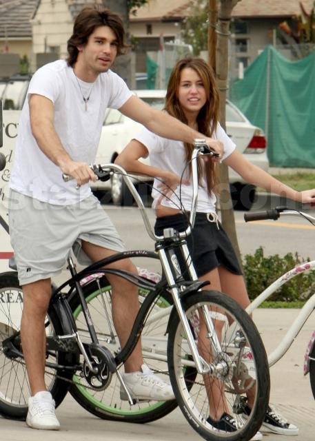 Miley and her Roomate Enjoy a Bike Ride and Breakfast. 022709 sl cyrus09 Celebs Photo Miley and her Roomate Enjoy a Bike Ride and Breakfast.