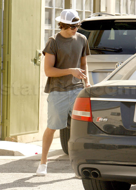 Efron Wants to Carry a Badge and a Gun. 042209 sl efron01 copy copy Celebs Photo Efron Wants to Carry a Badge and a Gun.