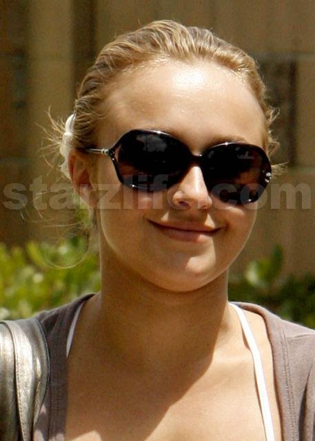 Hayden Fakes a Smile! main 71 Celebs Photo Hayden Fakes a Smile!