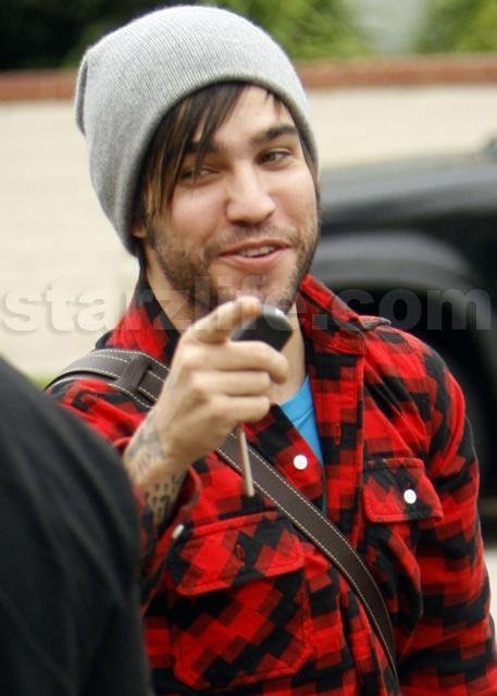 Pete Confuses FOB Fans main 4 1 Celebs Photo Pete Confuses FOB Fans