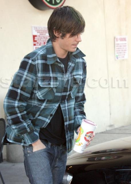 Zac Efron Gets a Trim? main 30 Celebs Photo Zac Efron Gets a Trim?