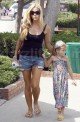Shopping in Malibu: Its Complicated! main 215 80x122 Celebs Photo Shopping in Malibu: Its Complicated!