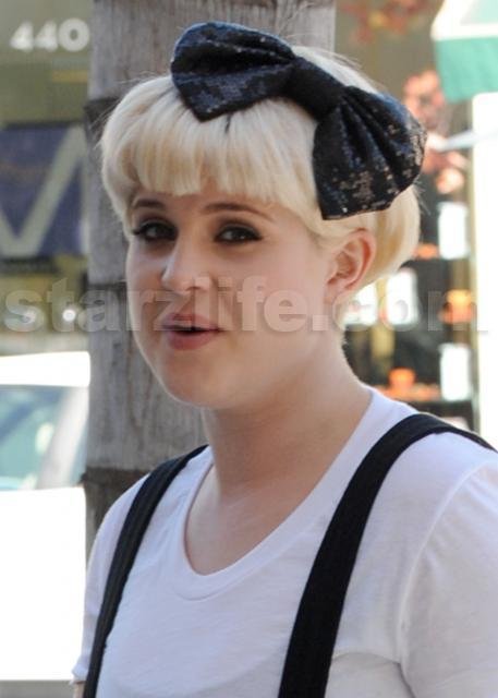 STARZLIFE PICS: Kelly Osbournes Head Has a Big Bow On It 093009 SL Osbourne01 Celebs Photo STARZLIFE PICS: Kelly Osbournes Head Has a Big Bow On It