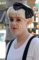 STARZLIFE PICS: Kelly Osbournes Head Has a Big Bow On It 093009 SL Osbourne011 80x122 Celebs Photo STARZLIFE PICS: Kelly Osbournes Head Has a Big Bow On It