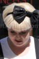 STARZLIFE PICS: Kelly Osbournes Head Has a Big Bow On It 093009 SL Osbourne08 80x122 Celebs Photo STARZLIFE PICS: Kelly Osbournes Head Has a Big Bow On It