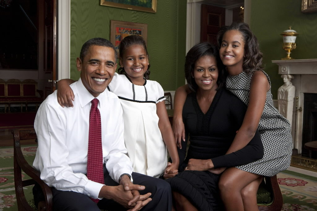 Annie Leibovitz Shoots Official Obama Family Portrait obama family portrait Celebs Photo Annie Leibovitz Shoots Official Obama Family Portrait