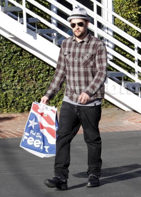 Joel Madden Gets His Shop On main 164 Celebs Photo Joel Madden Gets His Shop On