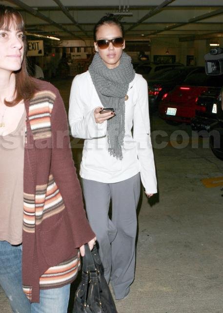 Jessica Alba Shops for a Thanksgiving Feast main 240 Celebs Photo Jessica Alba Shops for a Thanksgiving Feast