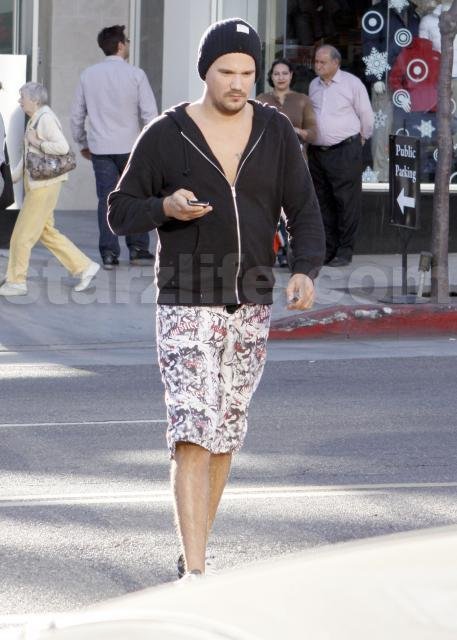 Sean Stewart Takes a Stroll main 246 Celebs Photo Sean Stewart Takes a Stroll