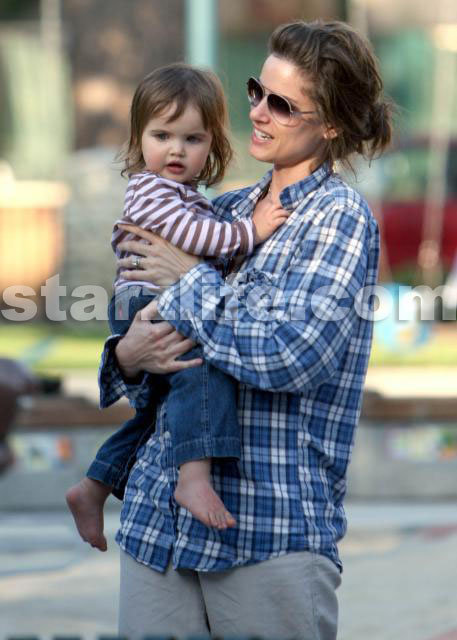 Amanda Peet Pregnant With Second Child 091708 SL Peet04 Celebs Photo Amanda Peet Pregnant With Second Child