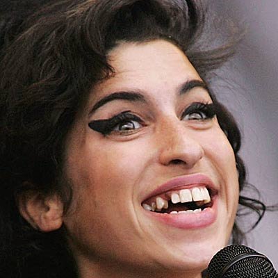 Amy Winehouse Disrupts Pantomime, Read On to Learn What a Pantomime Is amy winehouse teeth1 Celebs Photo Amy Winehouse Disrupts Pantomime, Read On to Learn What a Pantomime Is