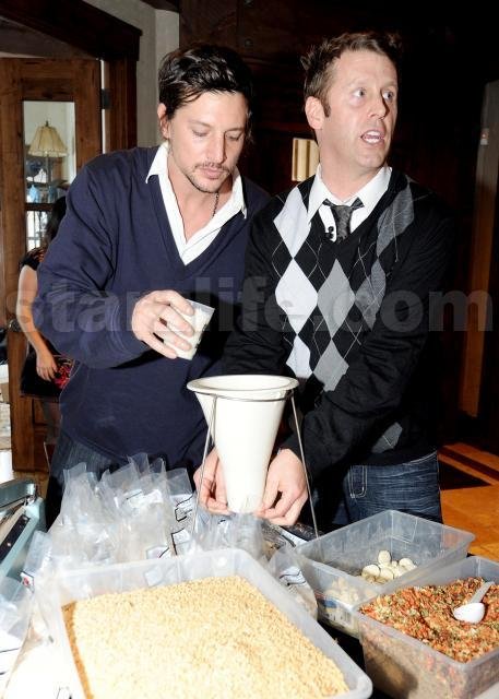 STARZLIFE PICS: Simon Rex and The Interface Foundation Team Up 012510 SL Rex07 Celebs Photo STARZLIFE PICS: Simon Rex and The Interface Foundation Team Up
