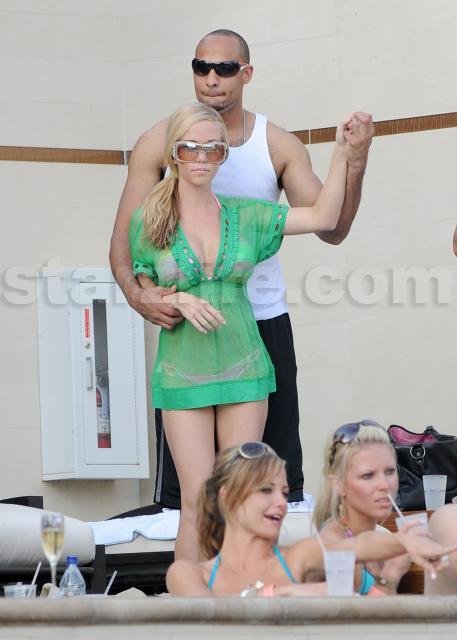 Kendra Wilkinson Considering Breast Reduction