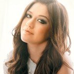 Kelly Clarkson Sings in The Shower.