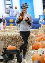 Hollywood Megastar Phoebe Price Hearts Halloween!