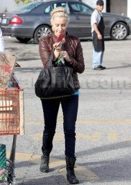 ashley tisdale: STARZLIFE PICS: Ashley Tisdale’s Boyfriend Gives Her a Ride