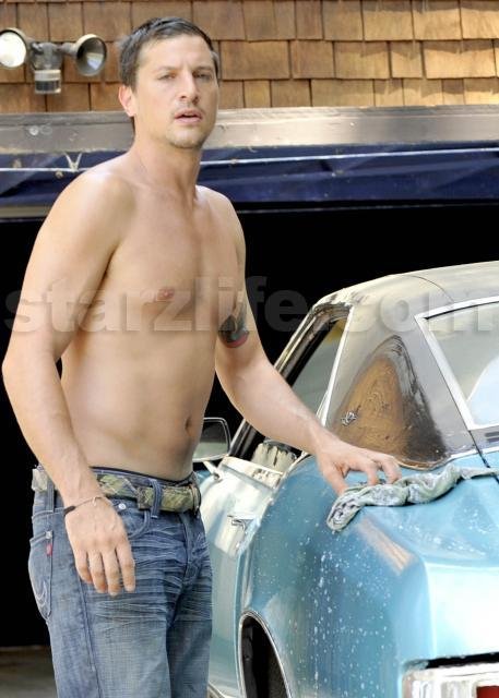 Starzlife spotted former MTV Veejay Simon Rex out washing his car outside o...